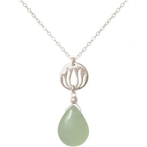 GEMSHINE Damenhalskette aus 925 Silber mit YOGA Lotusblume und Chalcedon Tropfen. Edelstein hervorragender Qualität und Farbe. Made in Madrid / Spanien. Im eleganten Schmucketui mit Geschenkverpackung