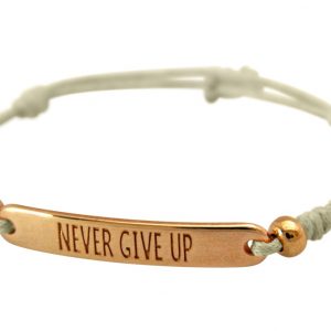 GEMSHINE Damen Knotenarmband mit Gravur NEVER GIVE UP in rose Vergoldet. Größenverstellbare beige Kordel und Hand Charm - Made in München / Germany - Im eleganten Schmucketui mit Geschenkverpackung.