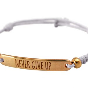 GEMSHINE Damen Knotenarmband mit Gravur NEVER GIVE UP in rose Vergoldet. Größenverstellbare graue Kordel und Hand Charm - Made in München / Germany - Im eleganten Schmucketui mit Geschenkverpackung.
