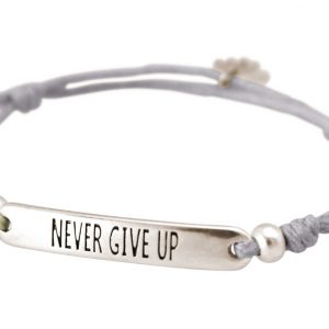 GEMSHINE Damen Knotenarmband mit Gravur NEVER GIVE UP in Silber. Größenverstellbare graue Kordel mit Hand Charm - Made in München / Germany - Im eleganten Schmucketui mit Geschenkverpackung.