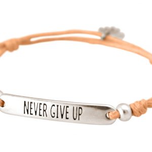 GEMSHINE Damen Knotenarmband mit Gravur NEVER GIVE UP in Silber. Größenverstellbare lachs Kordel mit Hand Charm - Made in München / Germany - Im eleganten Schmucketui mit Geschenkverpackung.