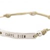 GEMSHINE Damenarmband mit Gravur CARPE DIEM in Silber. Größenverstellbares Knotenarmband mit beige Kordel und Hand Charm - Made in München / Germany - Im eleganten Schmucketui mit Geschenkverpackung.