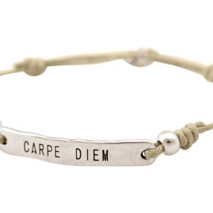 GEMSHINE Damenarmband mit Gravur CARPE DIEM in Silber. Größenverstellbares Knotenarmband mit beige Kordel und Hand Charm - Made in München / Germany - Im eleganten Schmucketui mit Geschenkverpackung.