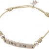 GEMSHINE Damenarmband mit Gravur CARPE DIEM in Silber. Größenverstellbares Knotenarmband mit beige Kordel und Hand Charm - Made in München / Germany - Im eleganten Schmucketui mit Geschenkverpackung. – Bild 3