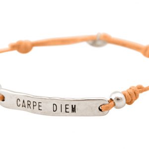 GEMSHINE Damenarmband mit Gravur CARPE DIEM in Silber. Größenverstellbares Knotenarmband mit lachs Kordel und Hand Charm - Made in München / Germany - Im eleganten Schmucketui mit Geschenkverpackung.