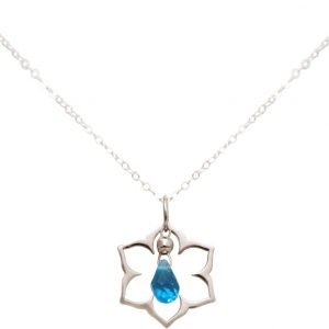GEMSHINE Damenhalskette aus 925 Silber mit YOGA Lotusblume und Blautopas Quarz. Edelstein hervorragender Qualität und Farbe. Made in Madrid / Spanien. Im eleganten Schmucketui mit Geschenkverpackung.
