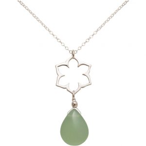 GEMSHINE Damenhalskette aus 925 Silber mit YOGA Lotusblume und Chalcedon Tropfen. Edelstein hervorragender Qualität und Farbe. Made in Madrid / Spanien. Im eleganten Schmucketui mit Geschenkverpackung