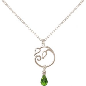 GEMSHINE Damenhalskette aus 925 Silber mit YOGA Lotusblume und Peridot Tropfen. Edelstein hervorragender Qualität und Farbe. Made in Madrid / Spanien. Im eleganten Schmucketui mit Geschenkverpackung.