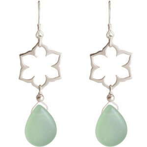GEMSHINE Damenohrringe aus 925 Silber mit YOGA Mandala Lotusblumen und Chalzedon hervorragender Qualität und Farbe. Made in Madrid / Spanien. Im eleganten Schmucketui mit Geschenkverpackung geliefert.