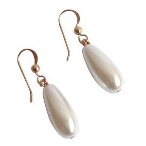 GEMSHINE Damenohrringe mit weißen Perlen Tropfen. 2,5 cm lange hochwertig vergoldete Ohrhänger - Made in München / Germany - Im eleganten Schmucketui mit Geschenkverpackung geliefert.
